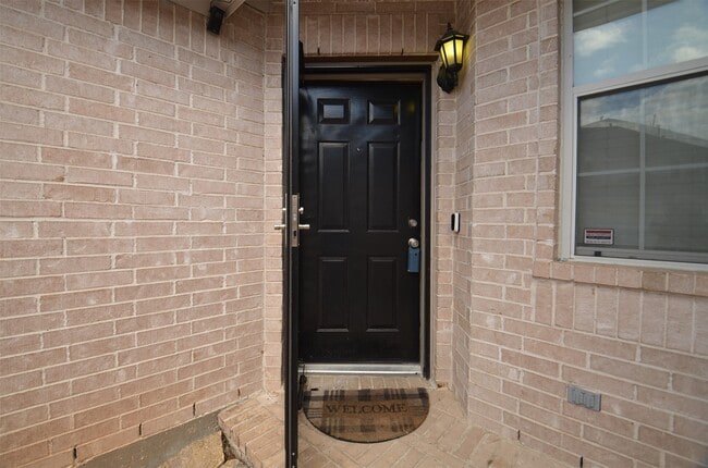 Building Photo - 2911 Meadowglen Cove
