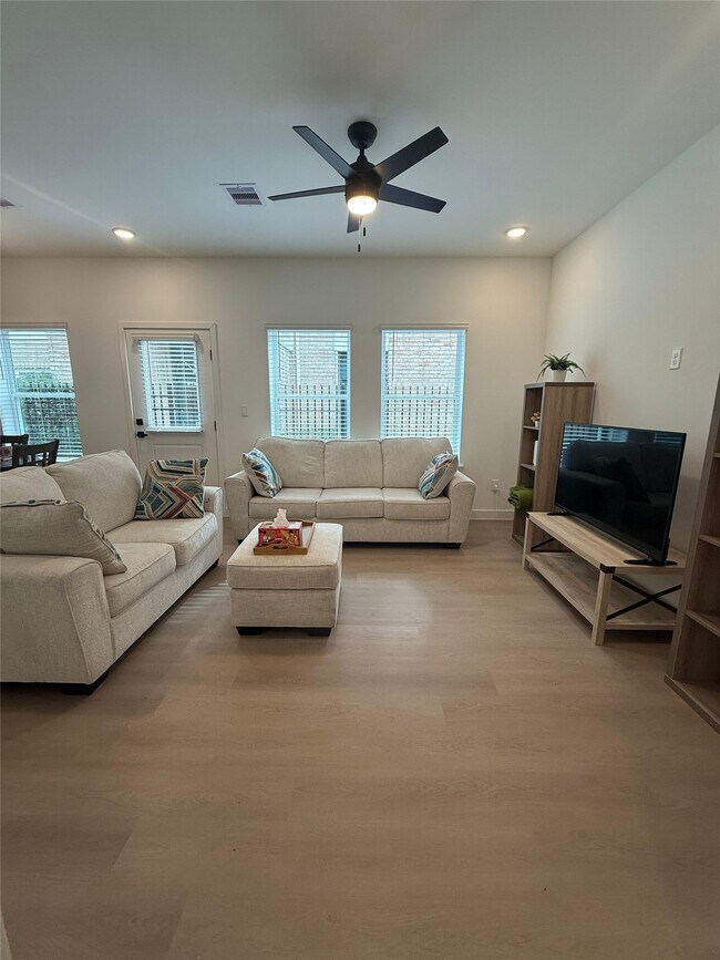 Foto del edificio - 11621 Waldemar Dr