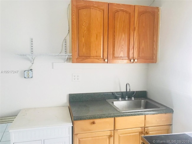 Building Photo - 4548 SW 33rd Ave