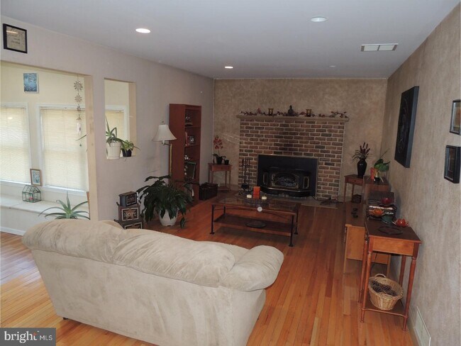 Foto del edificio - 715 Pinewood Cir