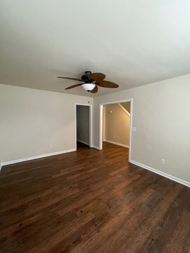 Building Photo - Beautifull 4 bedroom 2.5 bath townhouse wi...