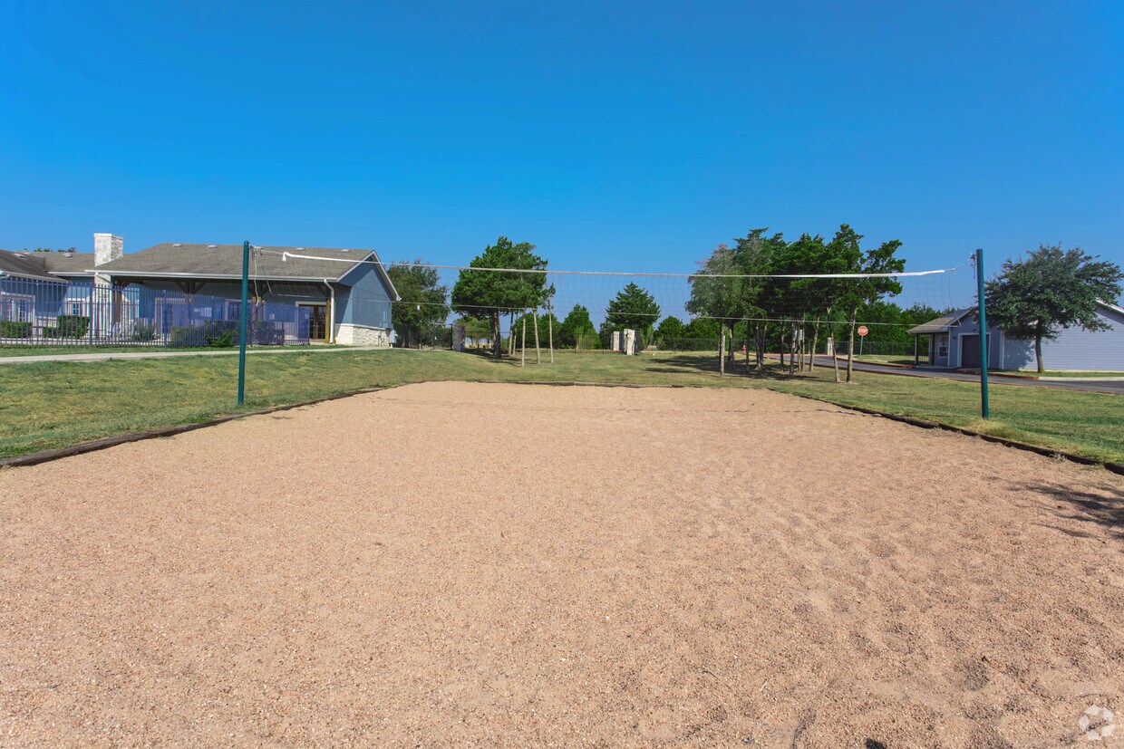 Crescent Village Apartments in Elgin, TX