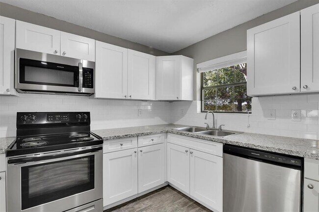 Building Photo - 3555 Balboa Cir