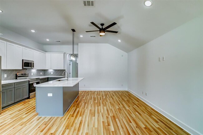 Building Photo - 114 De Haven St