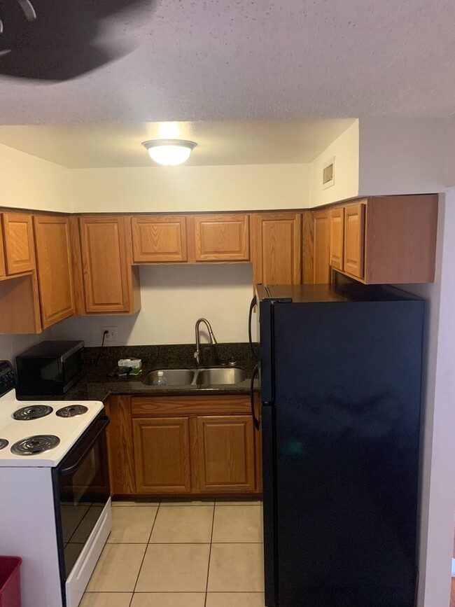 Building Photo - Affordable 1 Bedroom Condo In Central Las ...