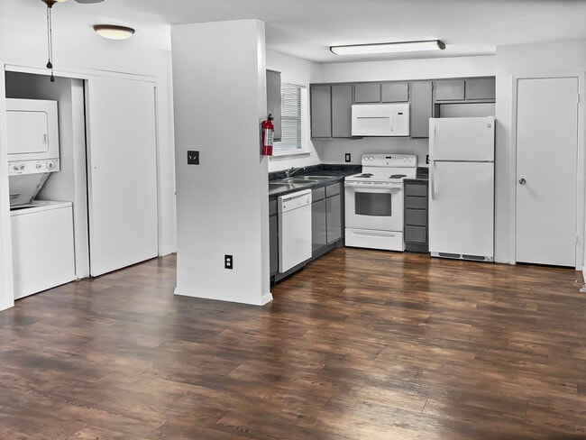 Studio - Kitchen & Laundry - West University Gardens