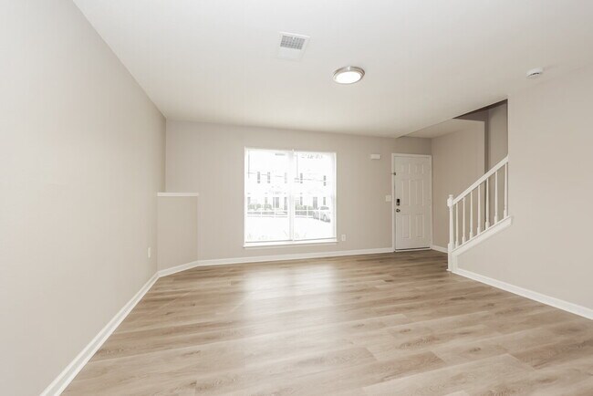 Foto del edificio - 8023 Logan Dr