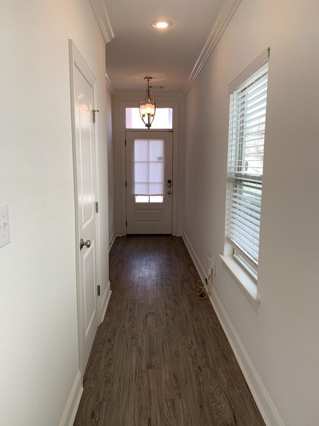 Building Photo - 2127 Shadowbrook Dr