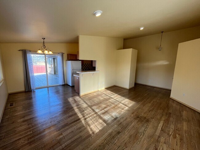 Foto del edificio - 3 Bed/2 Bath Single Level Home in NE Bend - Fully Fenced Backyard