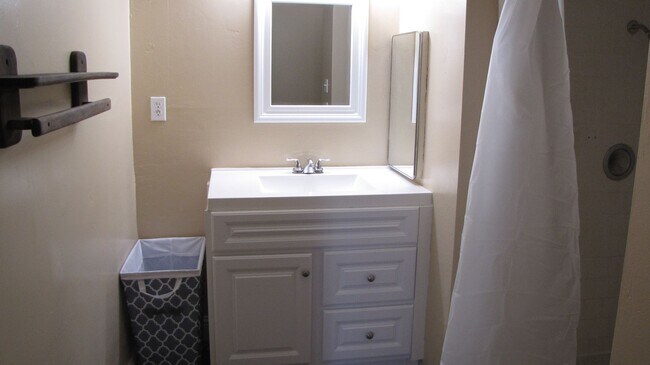 Foto del edificio - Rosedale Hwy Duplex