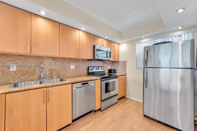 Foto del edificio - 17900 N Bay Rd