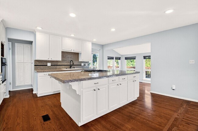 Foto del edificio - Stunning Custom Home in Sought-After District 20