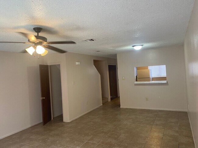 Foto del edificio - 2 bedroom 2 bath town home in a gated community