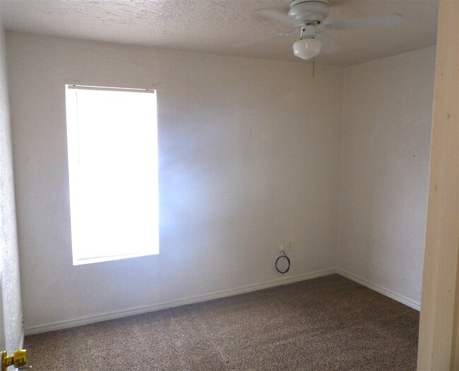 Building Photo - 1165 NW Ozmun Ave