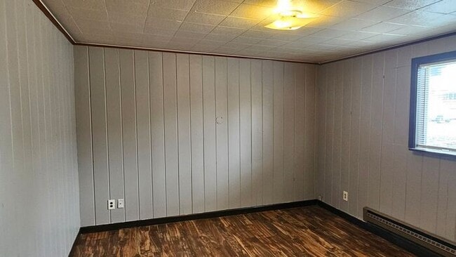 Building Photo - 1 bedroom duplex close to shopping