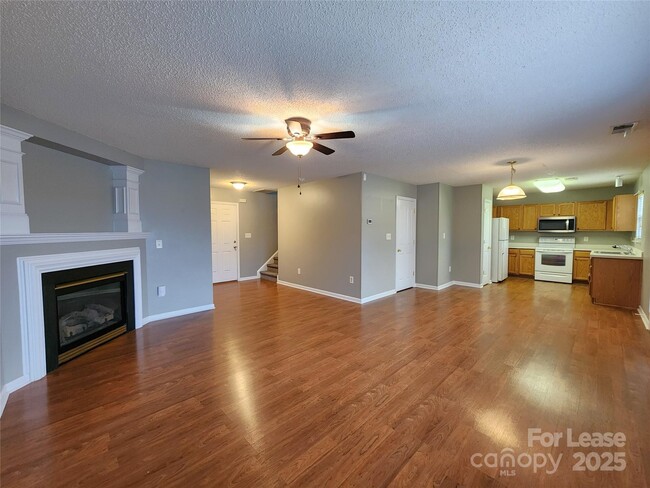 Foto del edificio - 6830 Babbling Brook Ln