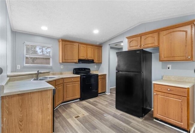 Building Photo - 204 Fleetwood Dr