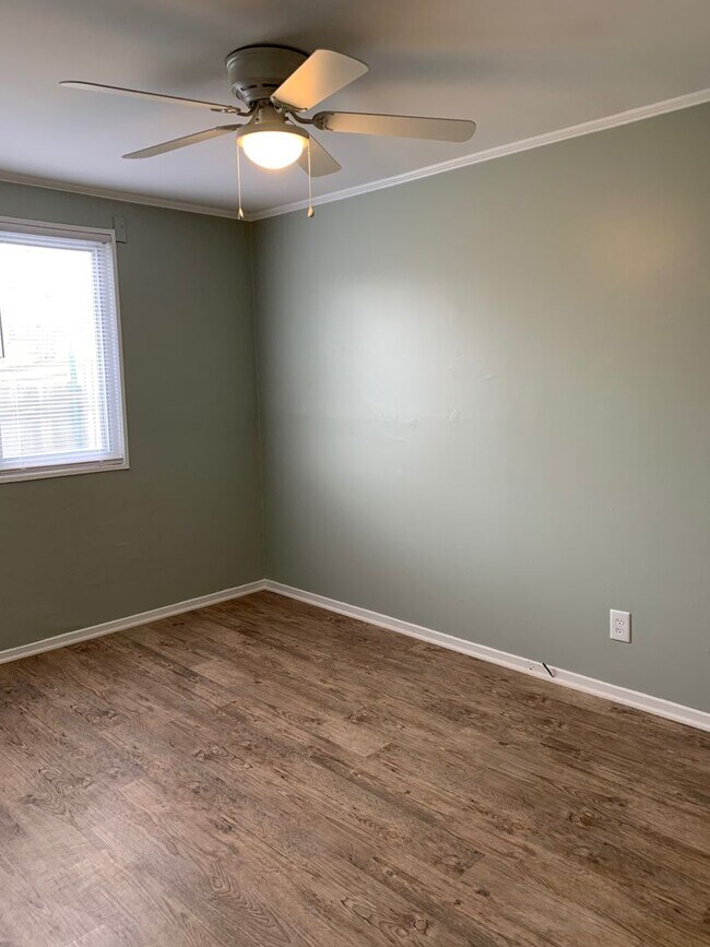 Foto del edificio - Adorable 2 Bedroom End Unit Convenient to W. Friendly Ave