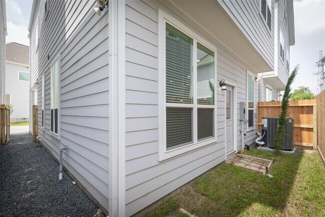 Foto del edificio - 612 Hawthorn Grove Ln