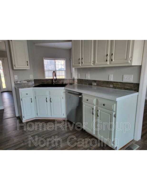 Foto del edificio - 301 Sterling Ridge Dr