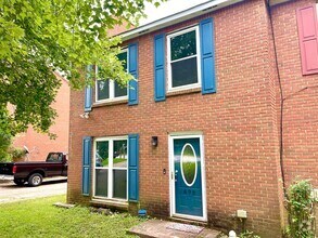 Building Photo - 696 Redland Dr