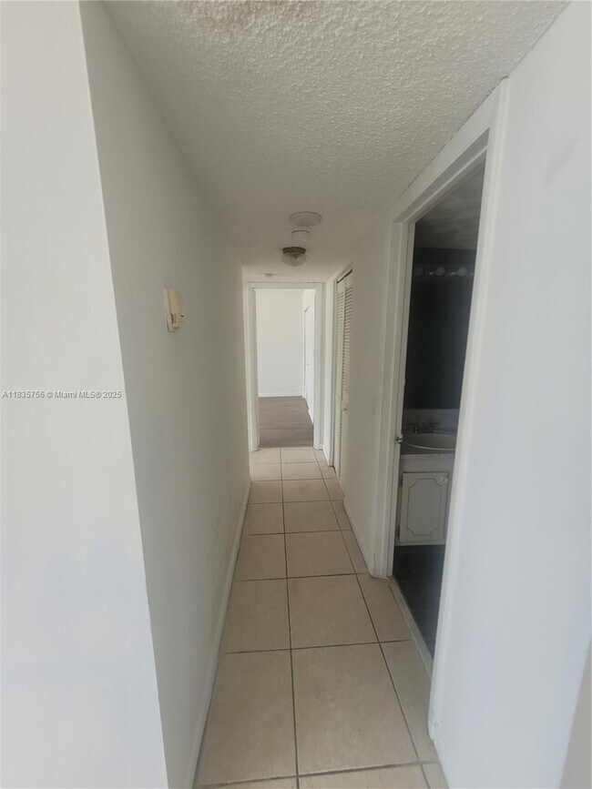 Foto del edificio - 2025 NE 164th St