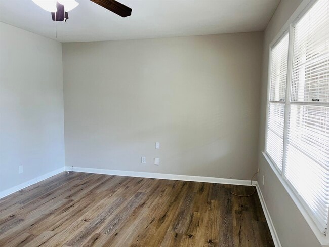 Building Photo - 943 Parkstone Dr