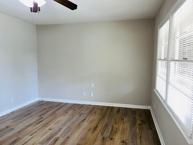 Foto del edificio - 943 Parkstone Dr