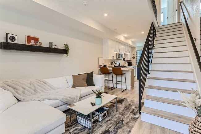 Building Photo - Luxe 2B/2.5B Townhome in Denver