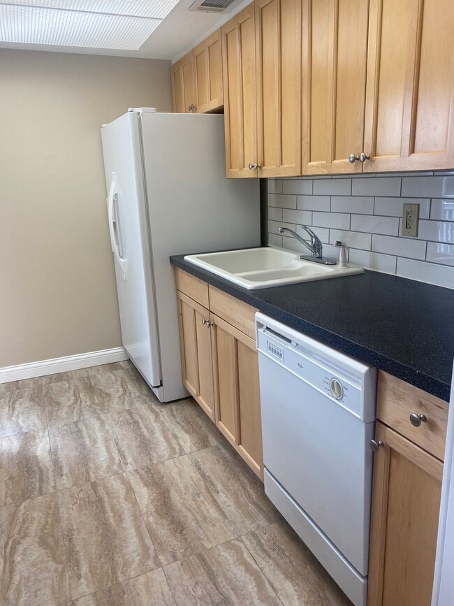 Kitchen - 105 E Ticonderoga Dr