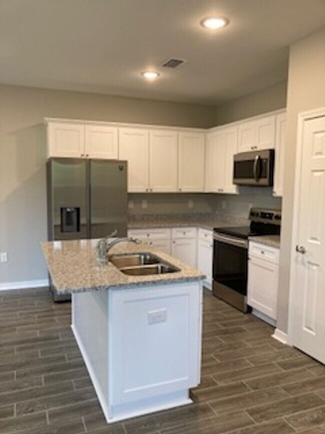 Foto del edificio - Brand New Built- 3 Bedroom 2.5 bath townhome.