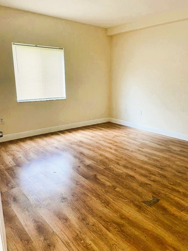 Foto del edificio - 1055 Golden Lakes Blvd