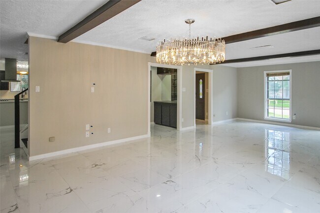 Foto del edificio - 15102 Torry Pines Rd