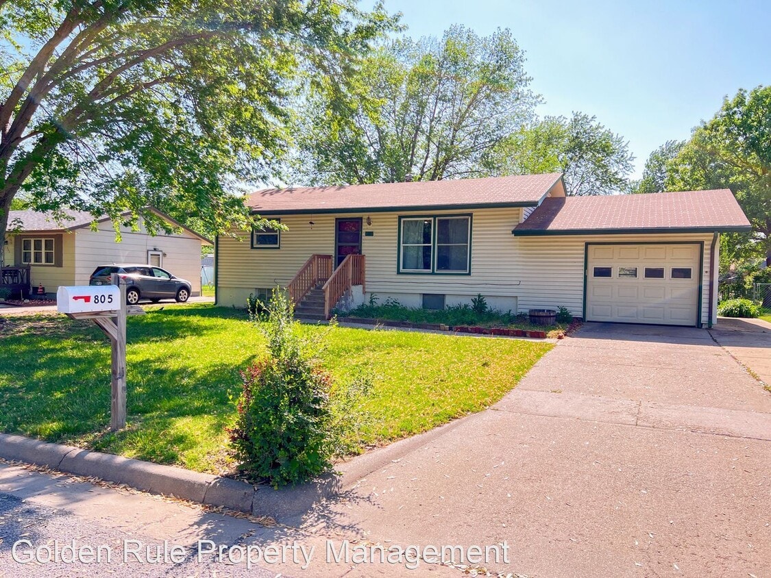 2 br, 1.5 bath House 805 Hoagland House Rental in Hutchinson, KS