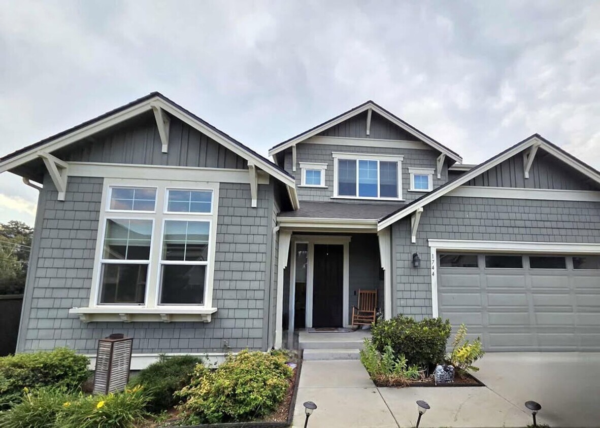 Foto principal - Large 3 bedroom, 3 bath newer build in sought after East Wenatchee neighborhood!