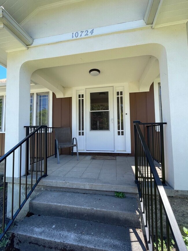 Building Photo - Newly Renovated Home with HUGE backyard, f...