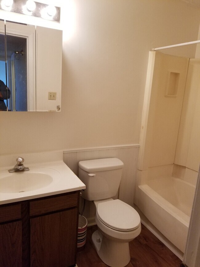 Foto del edificio - 806 Demaret Dr