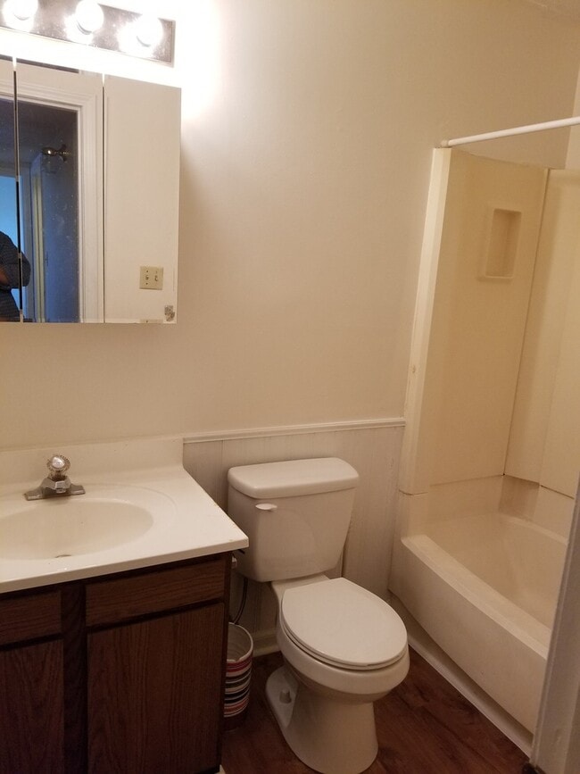 Building Photo - 806 Demaret Dr