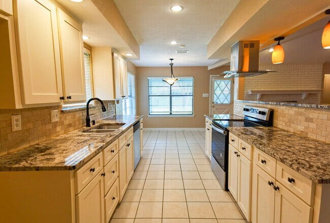 Building Photo - 200 Cheyenne Ct N