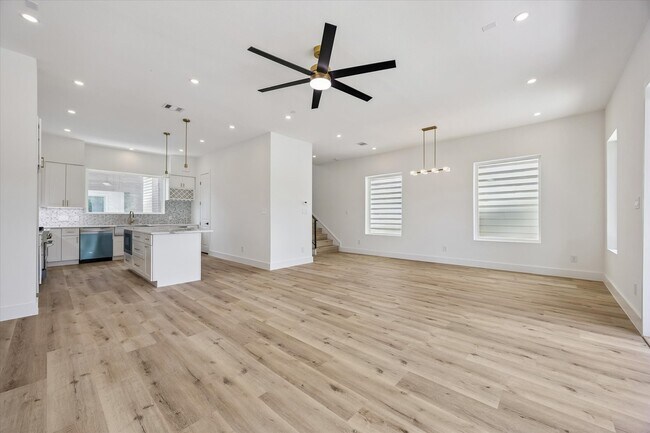 Foto del edificio - 1034 W 17th St