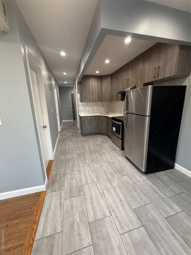 Foto principal - 66-76 Fresh Pond Rd