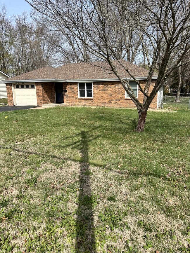 Building Photo - 413 W Elm St