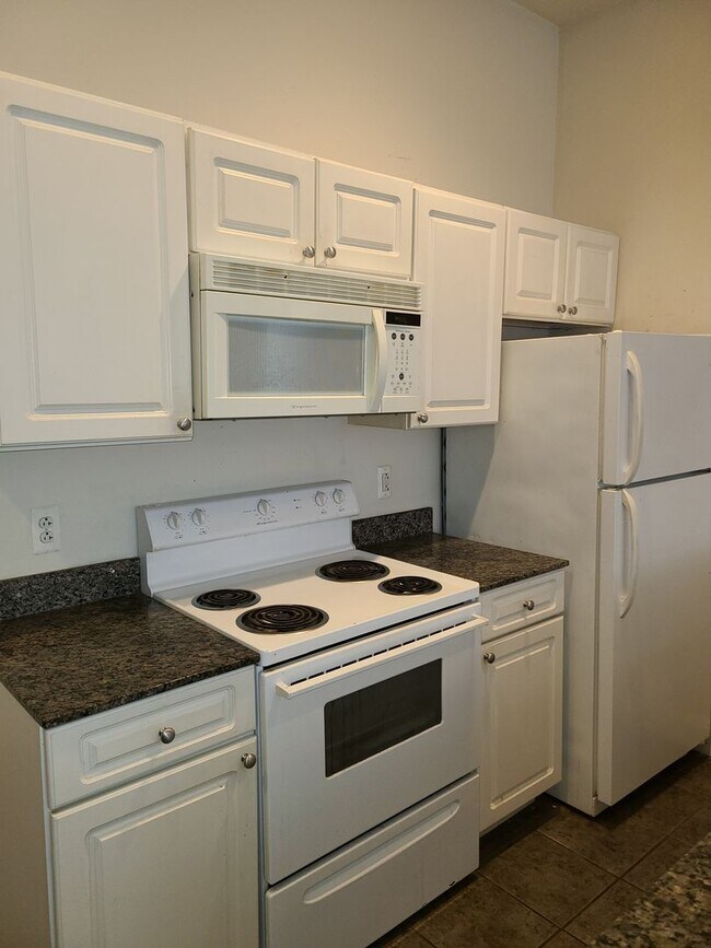 Foto del edificio - Large 2 Bed/1 Bath Apartment in The Victor...