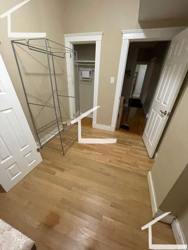 Building Photo - 2BR 1Bth unit! Great location! Heat / Hot Water included! Laundry in building