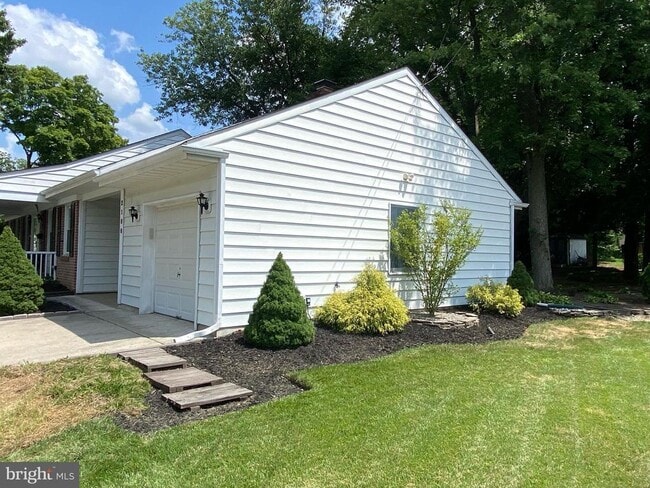 Building Photo - 2100 Chestnut Ln