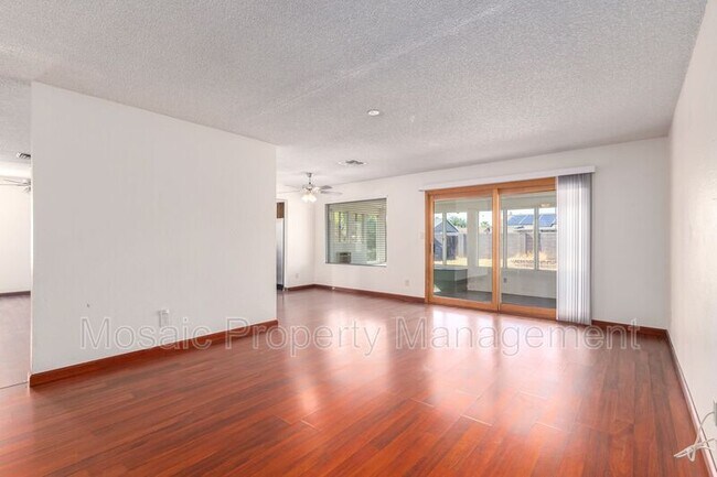 Foto del edificio - 1530 W Comstock Dr