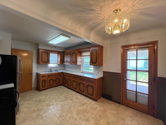 Foto del edificio - Charming Euclid Home with Spacious Layout