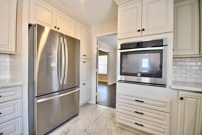Building Photo - 9611 Greenwillow St
