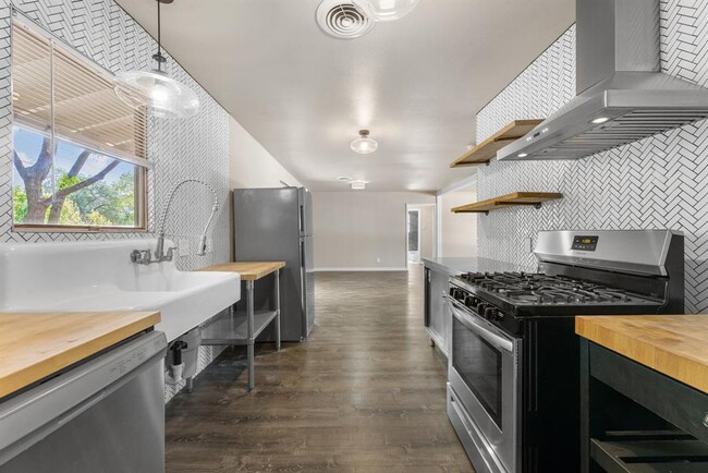Foto del edificio - 5302 Robinsdale Ln