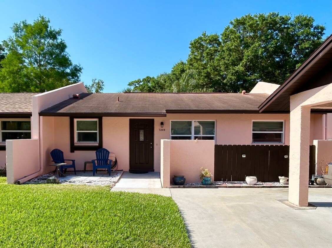 Primary Photo - 2 Bedroom Villa with Screened in Patio!